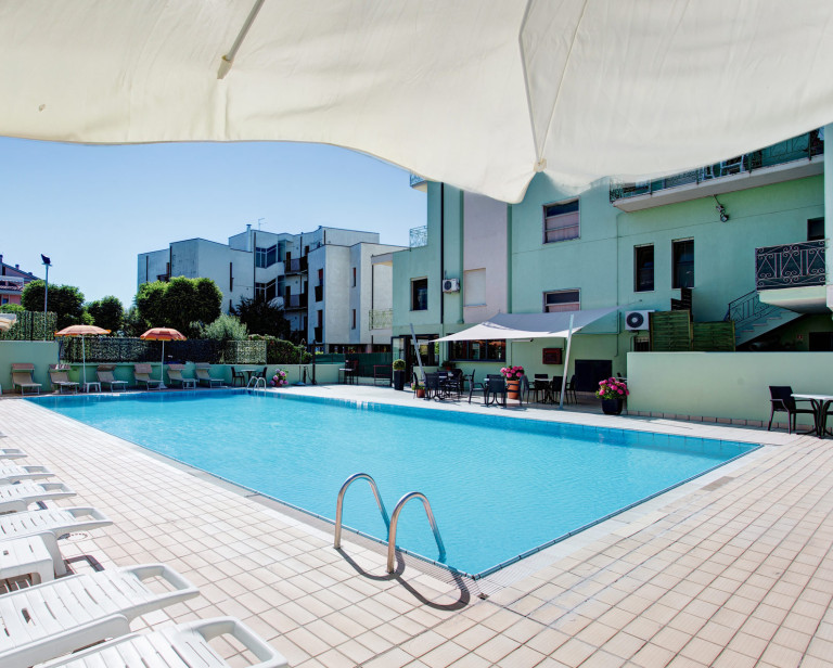 media.Slide_Piscina_1HotelRock_LidodiSavio