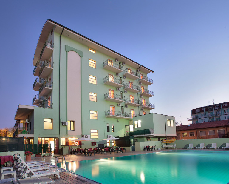 media.Gallery_Piscina_4HotelRock_LidodiSavio