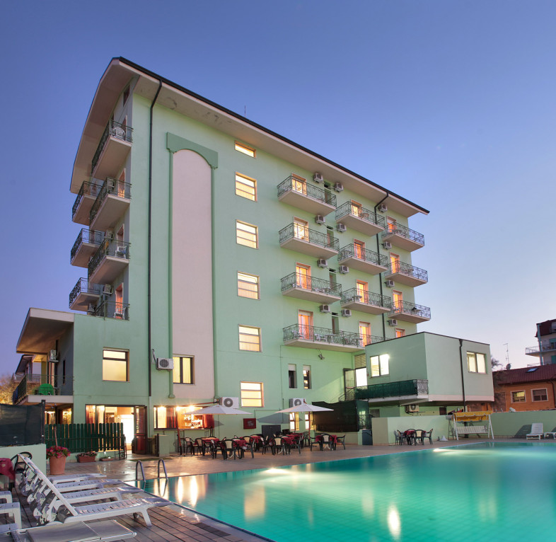 media.Gallery_Piscina_4HotelRock_LidodiSavio